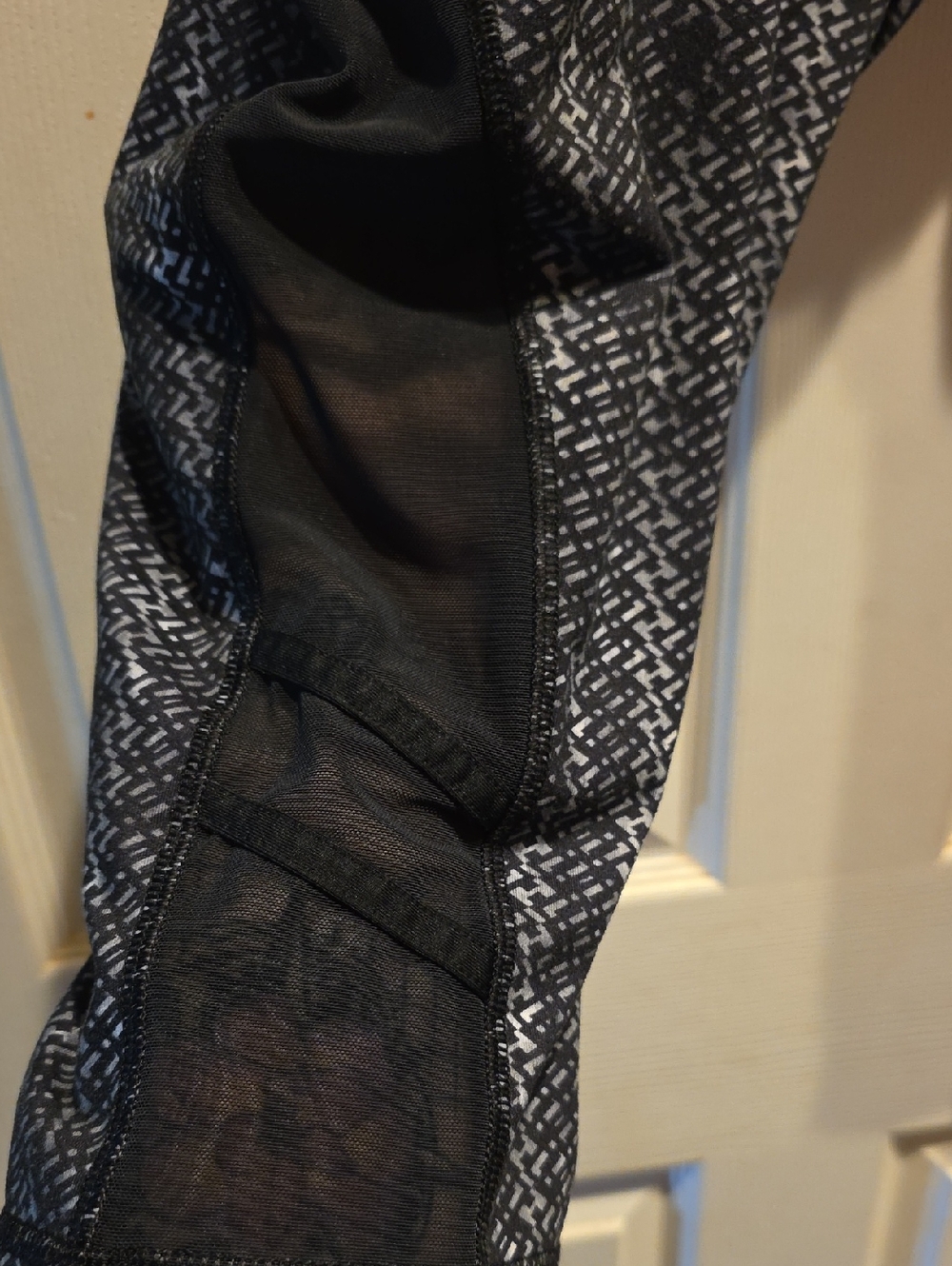 Black & Gray Patterned Active Capri Leggings - Picture 2 of 4